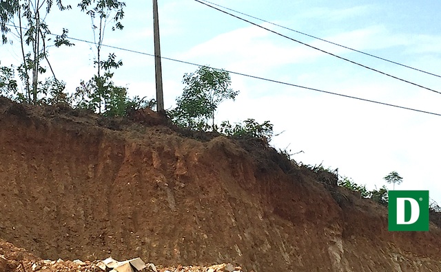 Nghệ An: “Loạn” khai thác đất trái phép - 3 Một cột điện đang nguy cơ sụp đổ.