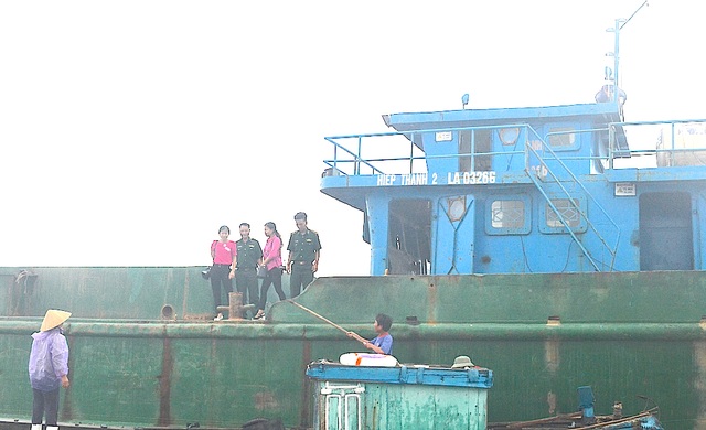 Bắt giữ tàu xả chất thải nghi từ cảng gang thép Nghi Sơn xuống biển - 1 Lực lượng BĐBP Quỳnh Phương có mặt trên tàu xả chất thải ra môi trường biển.