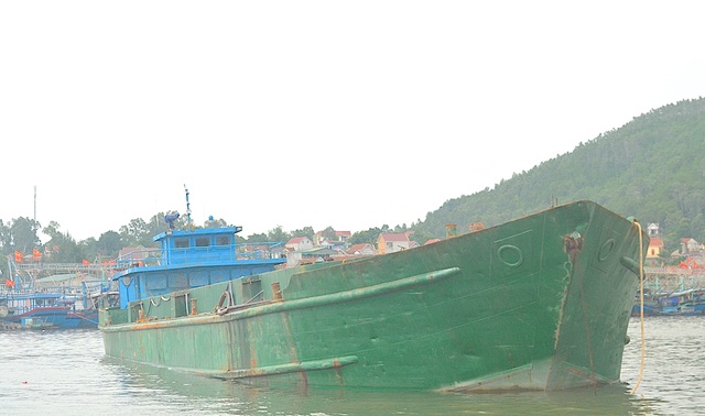 Bắt giữ tàu xả chất thải nghi từ cảng gang thép Nghi Sơn xuống biển - 9 Chiếc tàu được lực lượng Đồn BP Quỳnh Phương đưa về cảng tạm giữ và điều tra nguyên nhân.