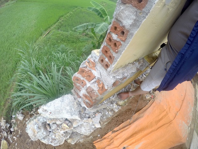 Nghệ An: Công trình trường học hơn 40 tỷ nghi bị bớt xén? - 10 Một đoạn bờ tường bao lộ rõ không có giằng thép.
