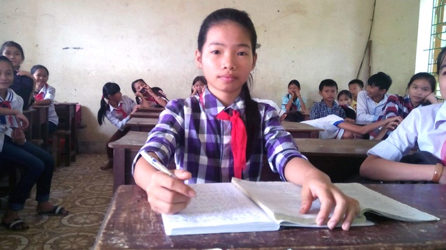 
Em Phạm Thị Kim Oanh đã lấy nước mắt của bạn bè, thầy cô khi viết bức thư gửi mẹ đã mất.
