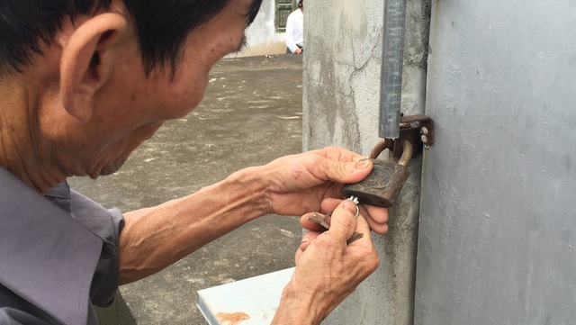 Nhà máy nước tiền tỷ như …“lỗ mũi” và gần 10 năm đắp chiếu - 5 Ông Trương Văn Quý - bảo vệ nhà máy nước cũng lâu rồi không ra mở khóa nên mỗi khi có khách tới thăm ông phải mất rất nhiều thời gian mới mở được khóa.