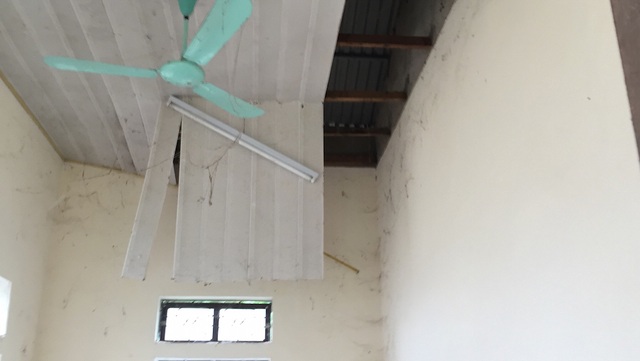 Nhà máy nước tiền tỷ như …“lỗ mũi” và gần 10 năm đắp chiếu - 9 Trần nhà điều hành đã rơi rớt.
