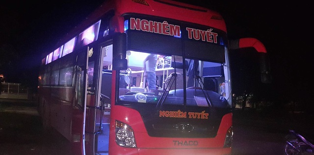 Giải cứu 8 cá thể khỉ trên xe khách - 3 Chiếc xe khách vận chuyển 8 cá thể khỉ đang sống bị CSGT Trạm Diễn Châu bắt giữ vào đêm 30/9. (Ảnh: Nguyễn Duy)