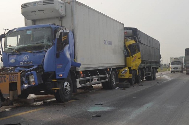 Ba xe tải dính chặt nhau trên quốc lộ - 1 Hai trong ba chiếc xe găm vào nhau.