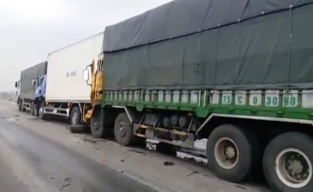Ba xe tải dính chặt nhau trên quốc lộ - 2 Cả ba dính chặt liên hoàn trên quốc lộ 1A.