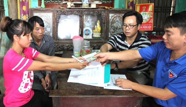 Gần 40 triệu đồng đến với bé 15 tháng tuổi bị bệnh tim bẩm sinh phức tạp - 2 Bàn giao tiền cho vợ chồng Loan Đạt.