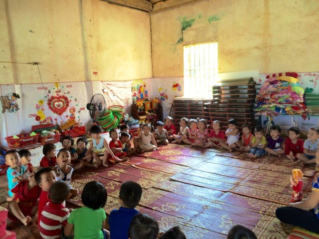 Phê bình, rút kinh nghiệm về việc trường mầm non “áp” thu tiền khoan giếng - 3 Các em học sinh học trong phòng đơn sơ, và nguy hiểm.