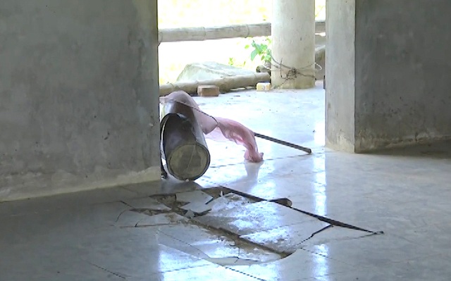 Dự án tiền tỷ bỏ hoang, ước mơ người dân vạn chài dang dở - 8
Một căn nhà dù đã được lát gạch nhưng đã bị hư hỏng.