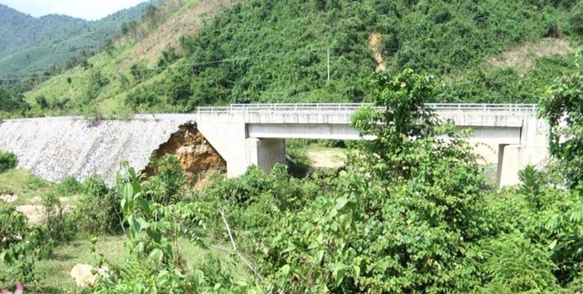 Dự án tiền tỷ bỏ hoang, ước mơ người dân vạn chài dang dở - 10 Cầu nhỏ vào khu TĐC Khe Mừ bị sạt lở, hư hỏng nặng...