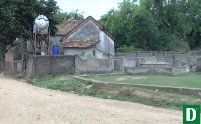 Sống chung với thế giới người âm - 7 Những ngôi mộ nằm sát nhà dân khiến người dân lo lắng nguồn nước bị ô nhiễm.