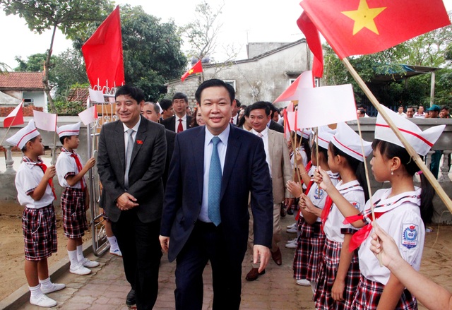 
Các tầng lớp nhân dân khối Trung Hòa chào đón Phó Thủ tướng Vương Đình Huệ về dự ngày hội Đại đoàn kết.

