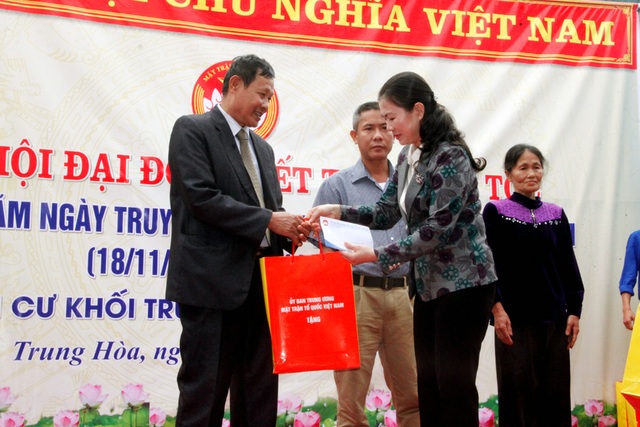 
Bà Trương Thị Ngọc Ánh – Phó Chủ tịch UB Trung ương mặt trận Tổ quốc Việt Nam - trao 5 suất quà cho các hộ khó khăn trên địa bàn khối.
