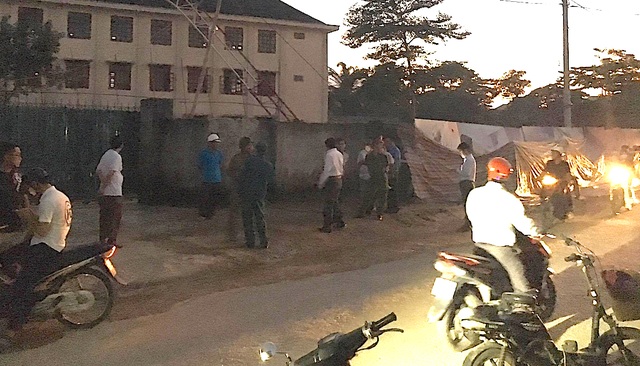 Cần cẩu xây chung cư đổ sập xuống trường học, một học sinh tử vong - 8 Người dân kéo đến xem.