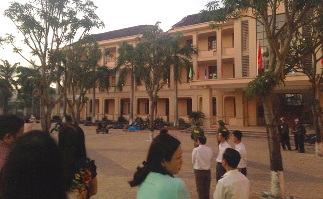 Cần cẩu xây chung cư đổ sập xuống trường học, một học sinh tử vong - 7
Công an được huy động đến Trường THPT Lê Viết Thuật.