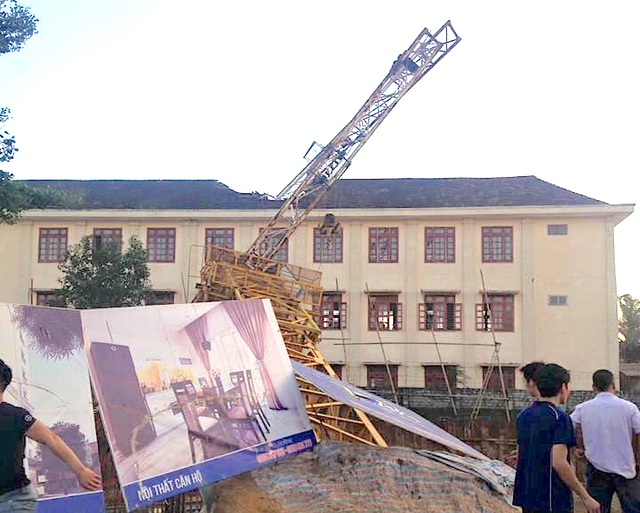 Hãi hùng hình ảnh vụ cần cẩu đổ sập đè chết một học sinh - 4 Hãi hùng hình ảnh vụ cần cẩu đổ sập đè chết một học sinh - 4