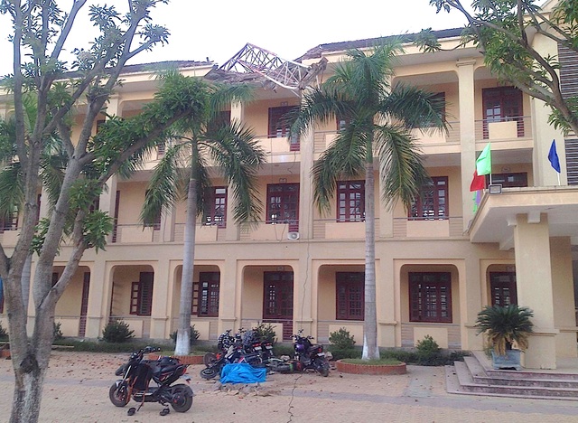 Khởi tố vụ án cần cẩu sập đè chết một học sinh - 1 Hiện trường vụ sập cần cẩu xuống Trường THPT Lê Viết Thuật làm một học sinh lớp 10 chết.