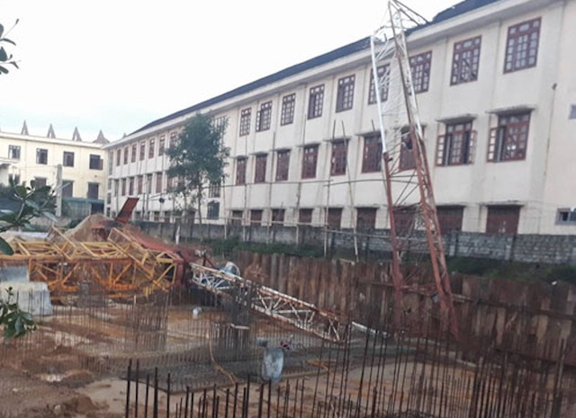 Hãi hùng hình ảnh vụ cần cẩu đổ sập đè chết một học sinh - 5
Cần cẩu đang thi công công trình ngay sát trường. Các em học sinh cho biết rất nhiều lần cần cẩu quay qua nóc trường gây ra tiếng động rất lớn.
