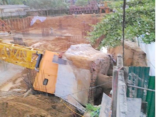 Hãi hùng hình ảnh vụ cần cẩu đổ sập đè chết một học sinh - 6
Móng của chiếc cần cẩu tháp bị bật tung.