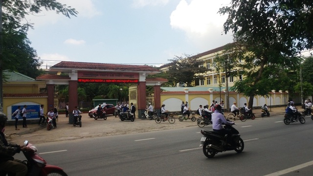 Vụ cần cẩu sập đè chết học sinh: "Buộc" trách nhiệm với cơ quan quản lý địa phương - 3 Học sinh trường THPT Lê Viết Thuật đã đi học trở lại vào sáng 16/11.
