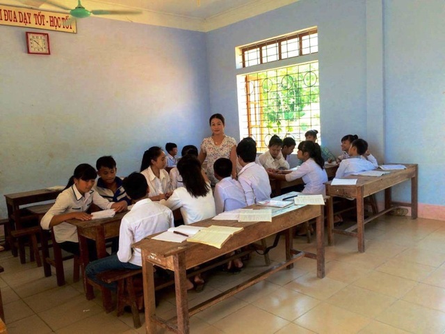 “Mẹ Thủy” ở miền sơn cước - 2
Một giờ học bàn tròn mang lại hiệu quả cao, tiếp thu được nhiều kiến thức mà cô Thủy truyền dạy cho các em.