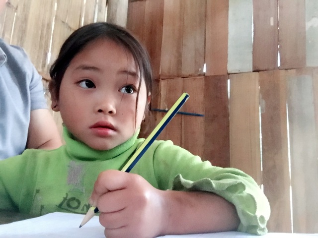 Cảm phục đôi vợ chồng giáo viên "cắm bản", mỗi ngày nói 3 thứ tiếng - 7 Một em bé mầm non cũng được học chung lớp với các anh chị.