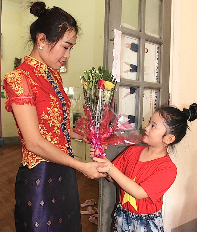 Số báo đặc biệt ca ngợi thầy cô - 1 Học sinh miền núi cao tặng hoa cô trong ngày Nhà giáo Việt Nam.
