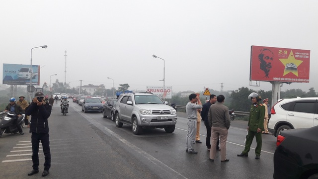 Hàng trăm người dân tiếp tục dùng xe ô tô chắn ngang cầu Bến Thuỷ - 2 Người dân địa bàn huyện Nghi Xuân, Hà Tĩnh đưa xe ô tô đến trên gần khu vực cầu Bến Thủy 1 chặn.