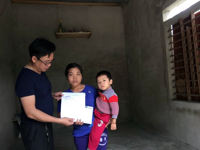 PV Dân trí trao thêm hơn 35 triệu đồng đến chị Trương Thị Danh.