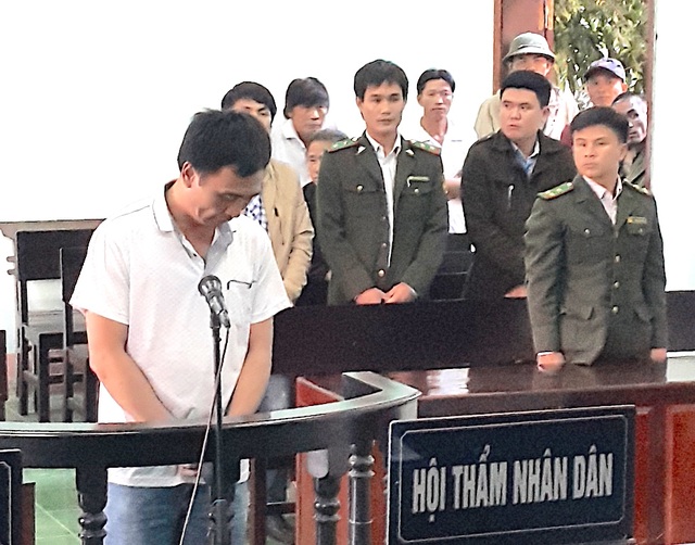 Lâm tặc dùng hung khí đánh gục 2 cán bộ kiểm lâm lĩnh án tù - 1 Bị cáo Hoàng Anh Tuấn tại phiên tòa xét xử chiều ngày 19/12. (Ảnh: C.T).