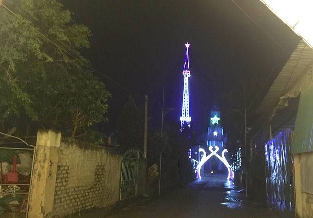 Giáo dân Xứ Nghệ làm “Tháp Eiffel” đón Giáng sinh độc nhất Việt Nam - 19 Giáo dân tại Diễn Châu trang trí đón Giáng sinh.