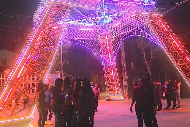 Giáo dân Xứ Nghệ làm “Tháp Eiffel” đón Giáng sinh độc nhất Việt Nam - 15 Giáo dân Xứ Nghệ làm “Tháp Eiffel” đón Giáng sinh độc nhất Việt Nam - 15