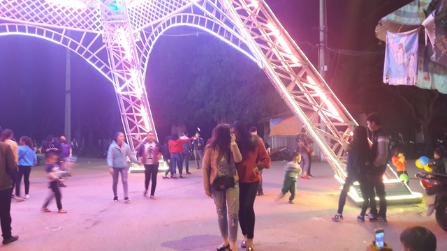 Giáo dân Xứ Nghệ làm “Tháp Eiffel” đón Giáng sinh độc nhất Việt Nam - 4 Giáo dân Xứ Nghệ làm “Tháp Eiffel” đón Giáng sinh độc nhất Việt Nam - 4