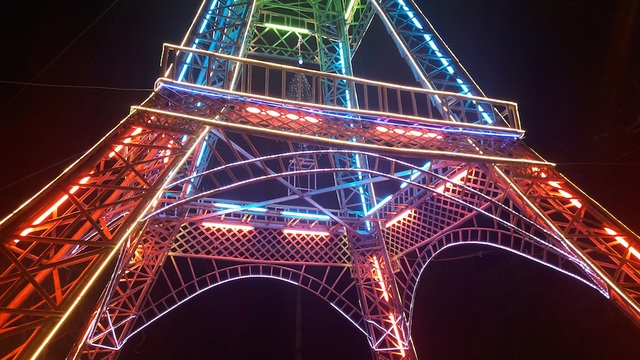 Giáo dân Xứ Nghệ làm “Tháp Eiffel” đón Giáng sinh độc nhất Việt Nam - 8 Giáo dân Xứ Nghệ làm “Tháp Eiffel” đón Giáng sinh độc nhất Việt Nam - 8