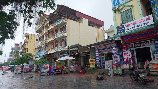 Các cửa hàng kinh doanh sát khu vực Cửa khẩu Móng Cái vẫn hoạt động tấp nập.
