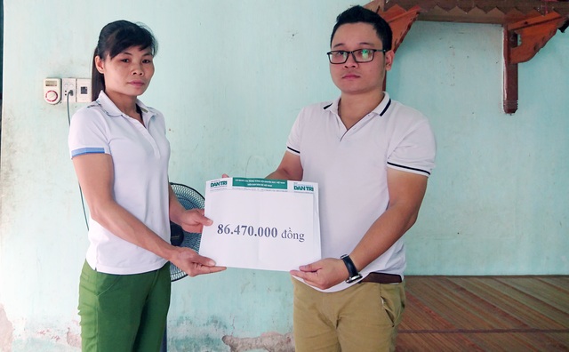 PV Dân trí trao tiền bạn đọc ủng hộ đến chị Nguyễn Thị Xuyên, mẹ cháu Linh.