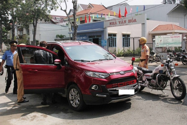 Tài xế Uber loan tin giúp nhau né CSGT - 1 Một tài xế Uber bị lực lượng chức năng kiểm tra, xử phạt