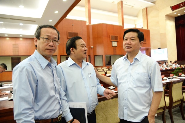 Bí thư Thăng: Thành phố có thể bắn pháo hoa vào mỗi cuối tuần - 2 Bí thư Đinh La Thăng trao đổi với các đại biểu tại hội nghị (ảnh T.H)