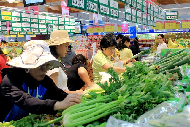 Yêu cầu trả lương, thưởng sớm cho người lao động lo Tết - 1 UBND TPHCM yêu cầu không để xảy ra tình trạng thiếu hàng, đảm bảo an toàn vệ sinh thực phẩm trong dịp tết (ảnh Trung Kiên)