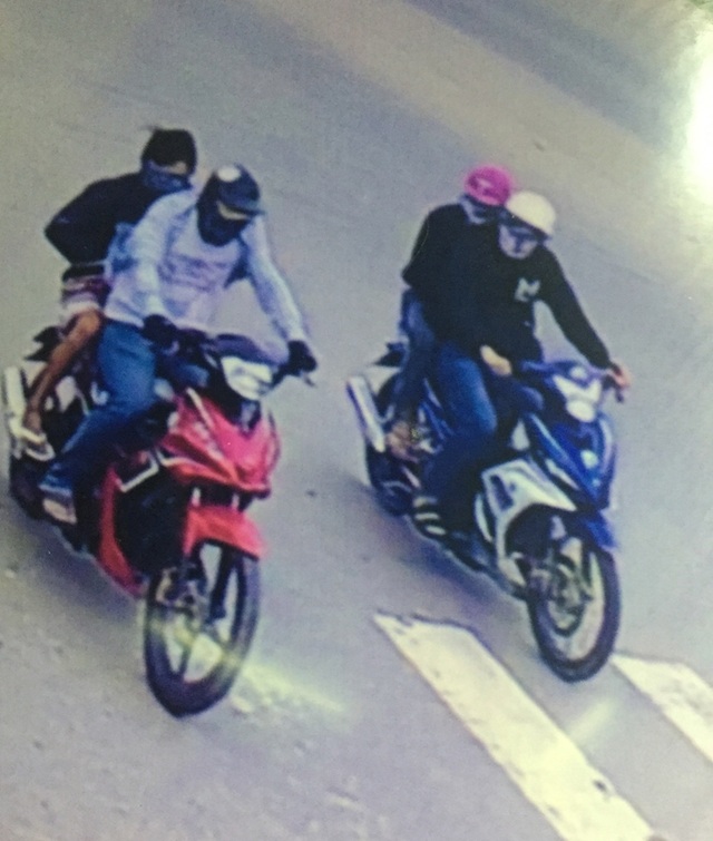 Nghi án băng nhóm mang theo vũ khí cướp tiệm vàng giữa ban ngày - 2 Nhóm đối tượng cướp tiệm vàng đi trên 2 chiếc xe máy, ảnh cắt từ clip (T.N)