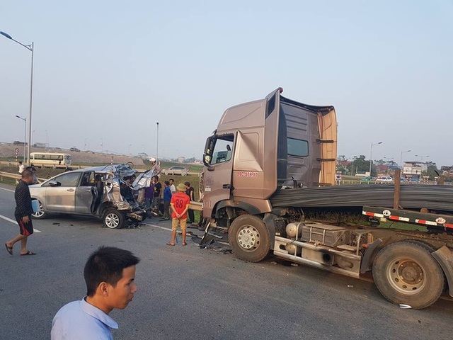 Vụ tai nạn 4 người chết: Bắt khẩn cấp tài xế lùi xe trên cao tốc - 1
Bắt khẩn cấp tài xế lùi xe trên cao tốc gây hậu quả đặc biệt nghiêm trọng.
