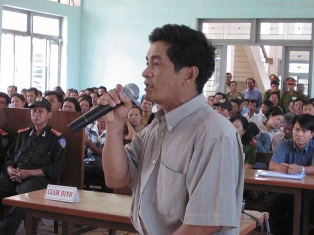 Cựu điều tra viên Cao Văn Hùng (Công an tỉnh Bình Thuận) được triệu tập trong một phiên tòa xét xử “kỳ án Vườn Điều” (Ảnh: Tiền Phong).