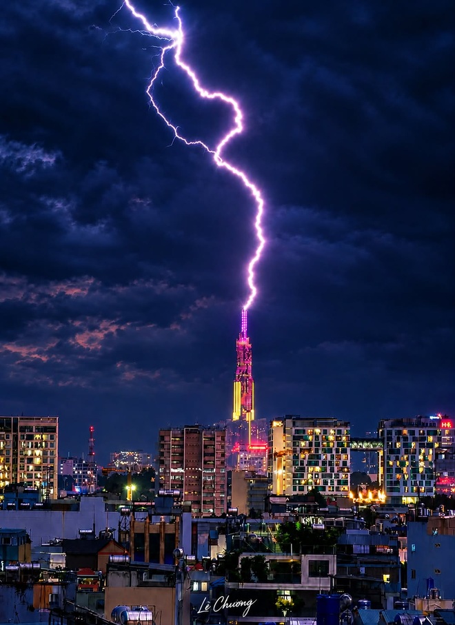 Photographer captures lightning striking Vietnam’s tallest building - 1