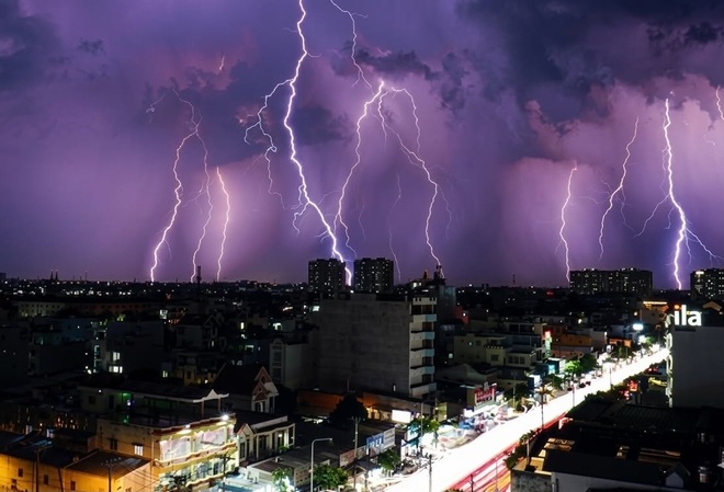 Photographer captures lightning striking Vietnam’s tallest building - 2