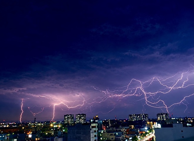 Photographer captures lightning striking Vietnam’s tallest building - 3