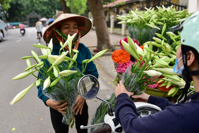 Tháng tư về, hoa loa kèn tinh khôi xuống phố Hà Nội - 12 Tháng tư về, hoa loa kèn tinh khôi xuống phố Hà Nội - 12