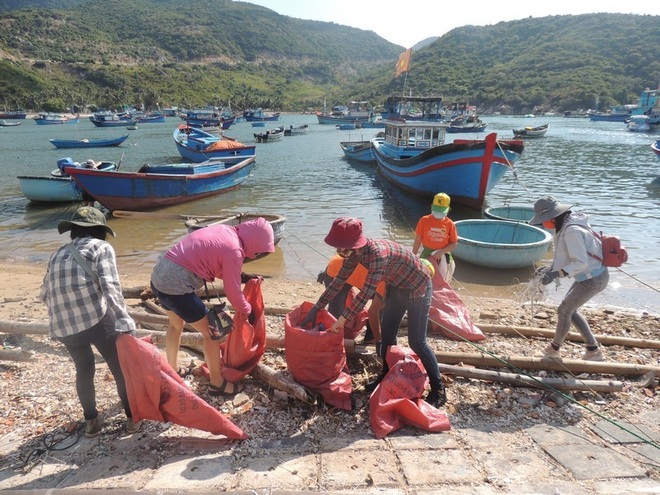 Bạn trẻ Ninh Thuận hưởng ứng trào lưu “thách thức dọn rác” - 1 Bạn trẻ Ninh Thuận hưởng ứng trào lưu “thách thức dọn rác” - 1
