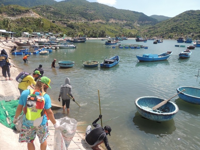 Bạn trẻ Ninh Thuận hưởng ứng trào lưu “thách thức dọn rác” - 18 Bạn trẻ Ninh Thuận hưởng ứng trào lưu “thách thức dọn rác” - 18