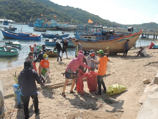 Bạn trẻ Ninh Thuận hưởng ứng trào lưu “thách thức dọn rác” - 4 Bạn trẻ Ninh Thuận hưởng ứng trào lưu “thách thức dọn rác” - 4