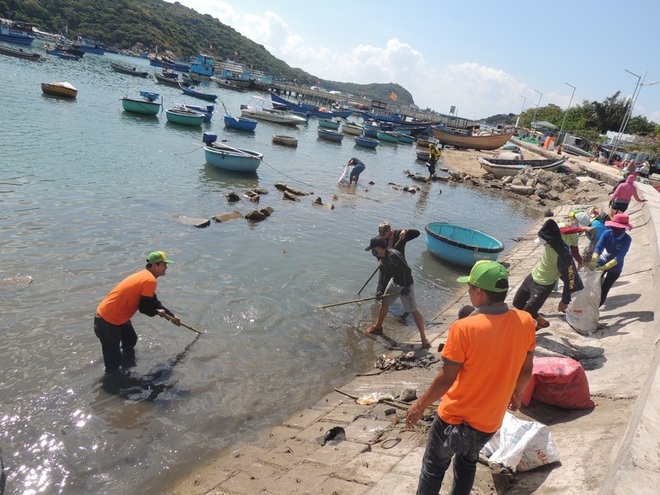 Bạn trẻ Ninh Thuận hưởng ứng trào lưu “thách thức dọn rác” - 3 Bạn trẻ Ninh Thuận hưởng ứng trào lưu “thách thức dọn rác” - 3